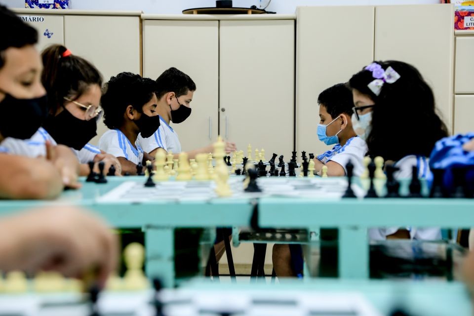 Percentual de alunos que não voltaram às aulas na rede municipal é mínimo, diz secretária