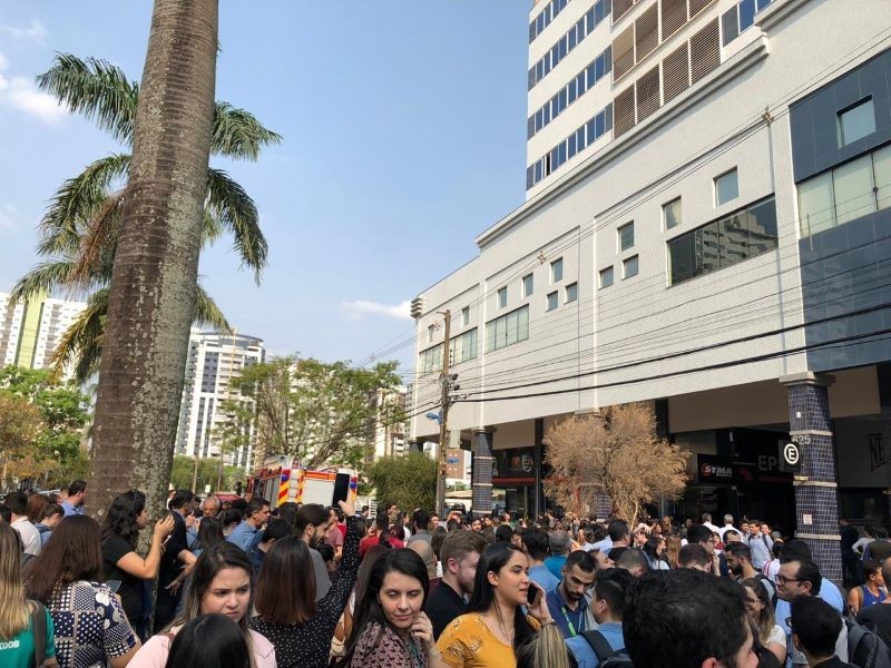 Bombeiros controlam princípio de incêndio em prédio comercial