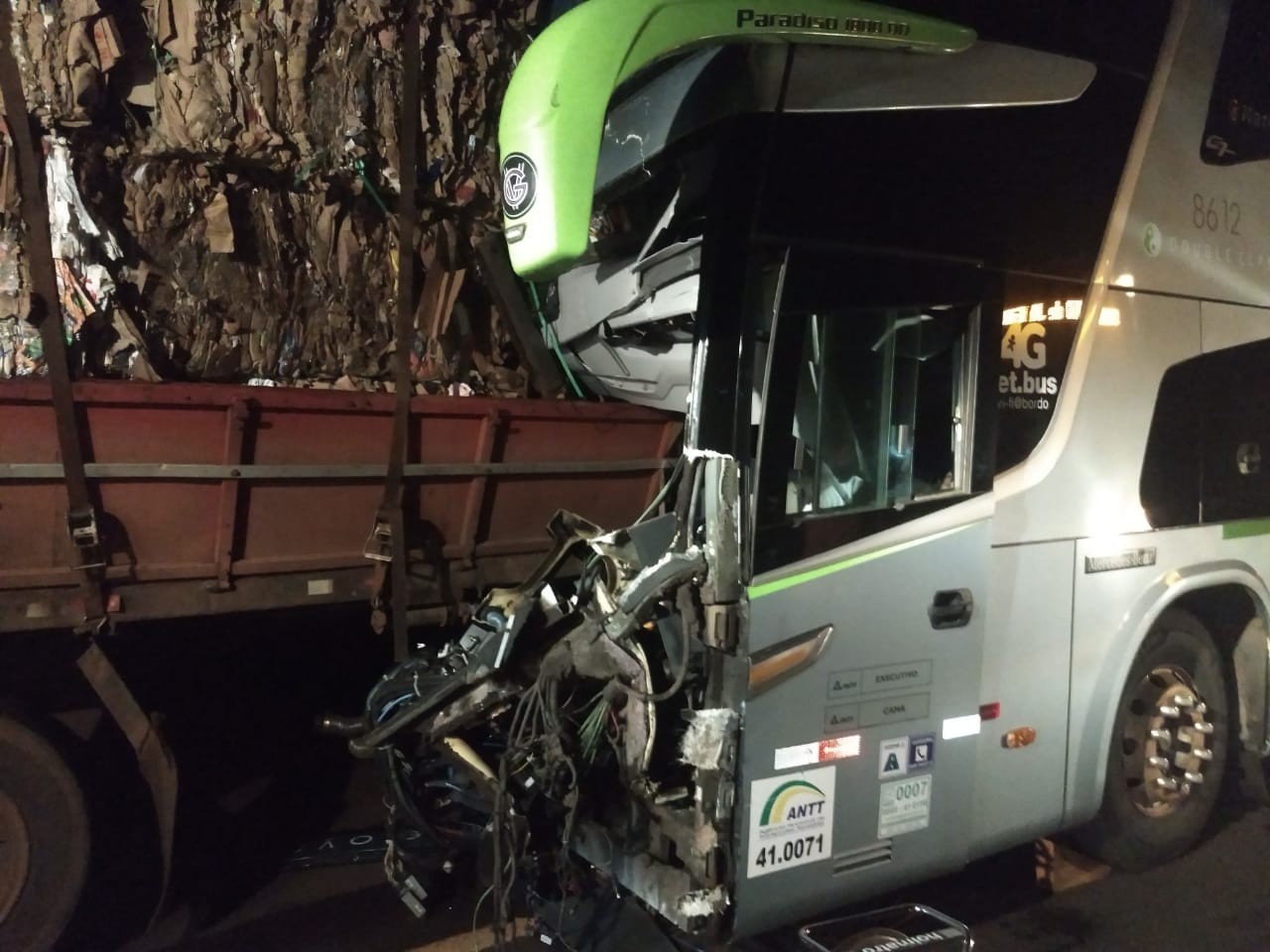 Ônibus que vinha para Maringá sofre acidente na região norte