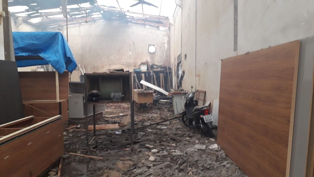 A explosão também atingiu o barracão ao lado, que é uma madeireira (foto: Corpo de Bombeiros)