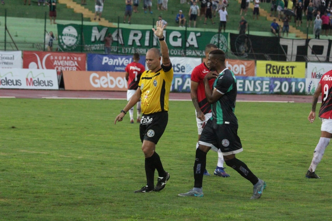 Depois de goleada, técnico deixa comando da equipe