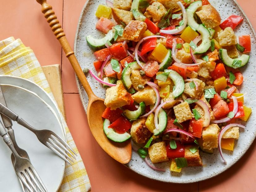 Salada Panzanella é um ‘charme’ e ótima para dias quentes