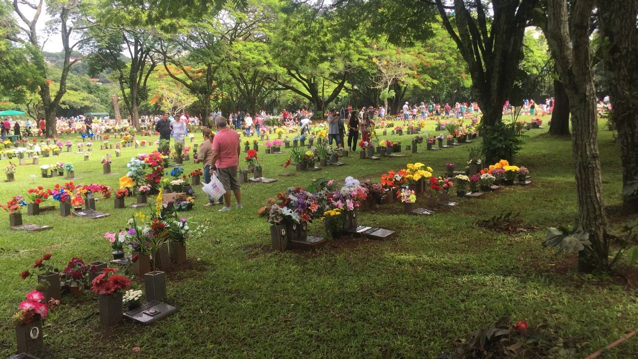 Motoboy morto por carro que furou  sinal vermelho é sepultado