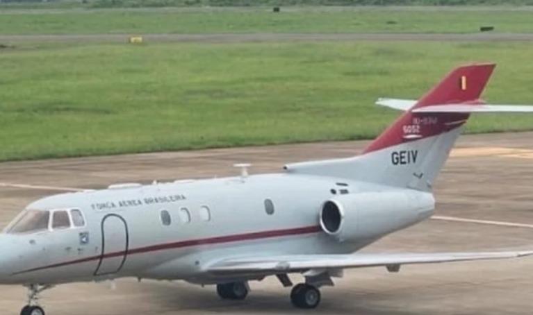 Voos rasantes de avião da FAB chamam atenção em Maringá e região