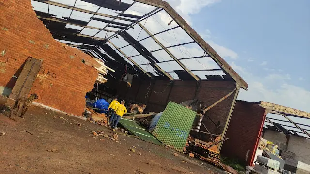 ‘Tempestade de poeira’ e ventos fortes deixam estragos em Maringá e região; veja imagens