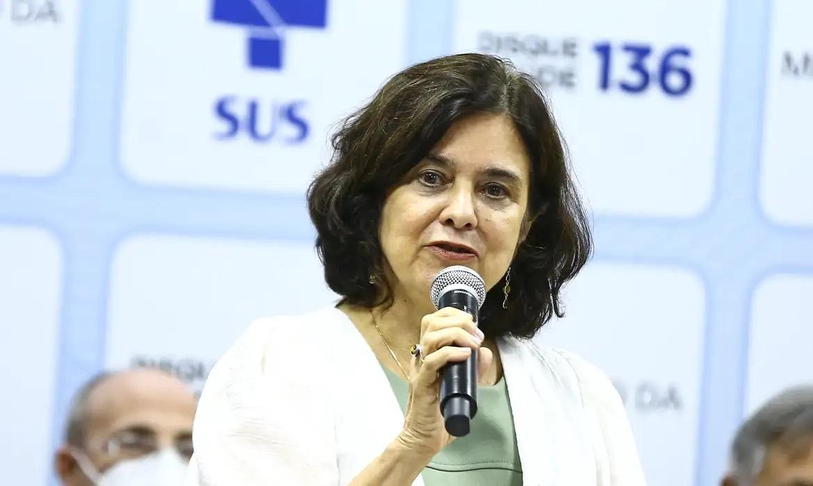 Ministra da Saúde nega que irá deixar o comando da pasta