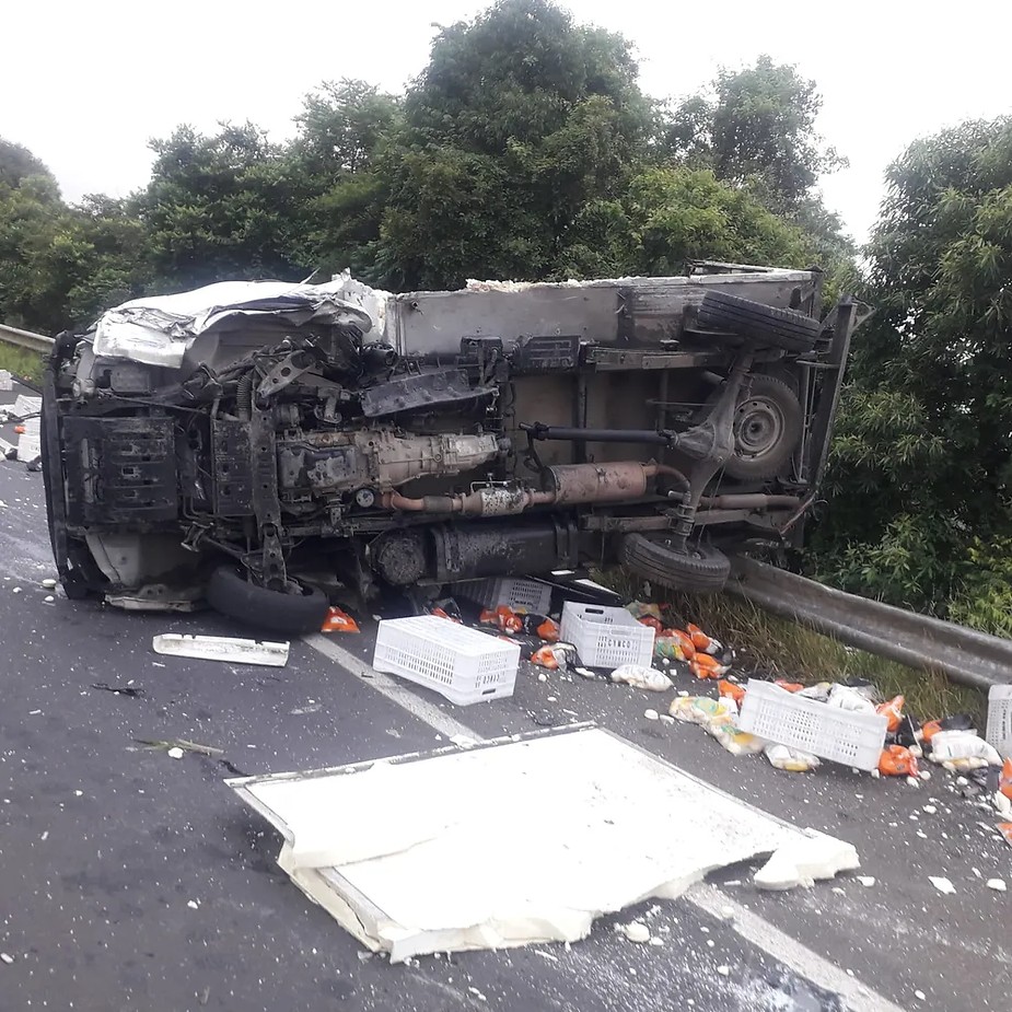 Acidente entre caminhão e dois carros mata uma pessoa e deixa 11 feridas em Teixeira Soares