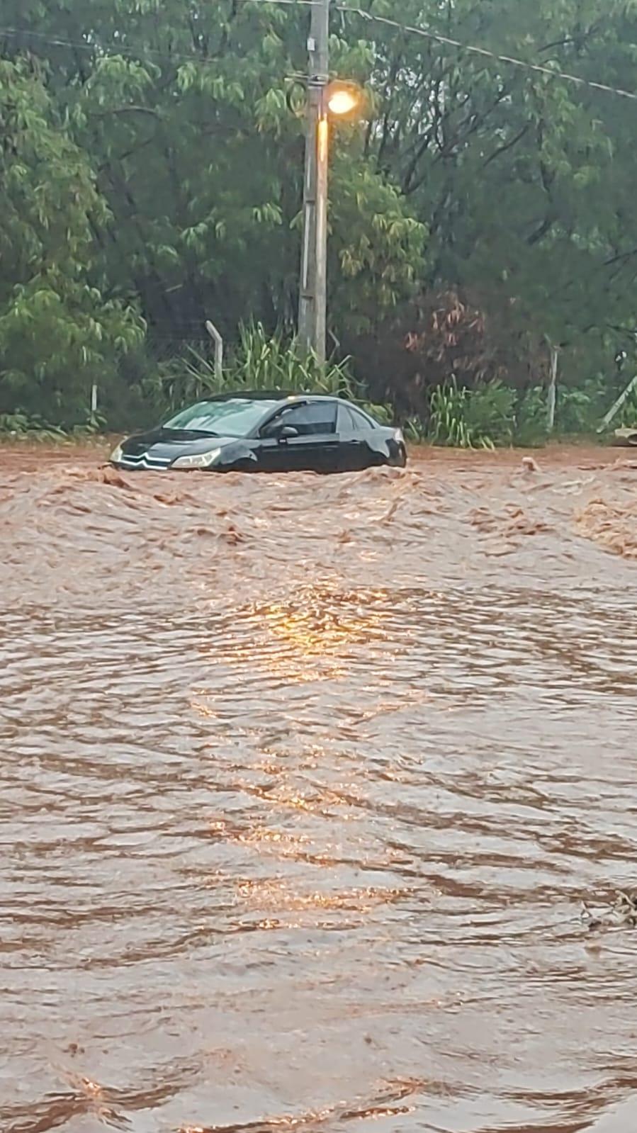 Motorista fica preso em veículo durante enxurrada na marginal do Contorno Norte