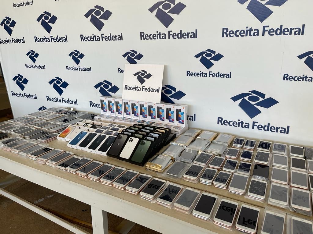Receita Federal de Maringá apreende mais de 300 smartphones em fundo falso de caminhonete