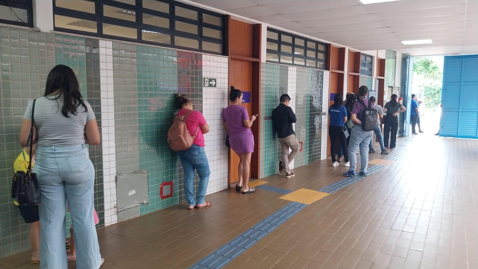 Pais passam a noite em filas para garantir vaga na rede municipal de ensino