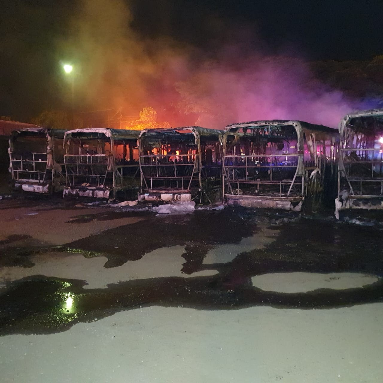 Seis ônibus são incendiados em garagem da Cidade Verde