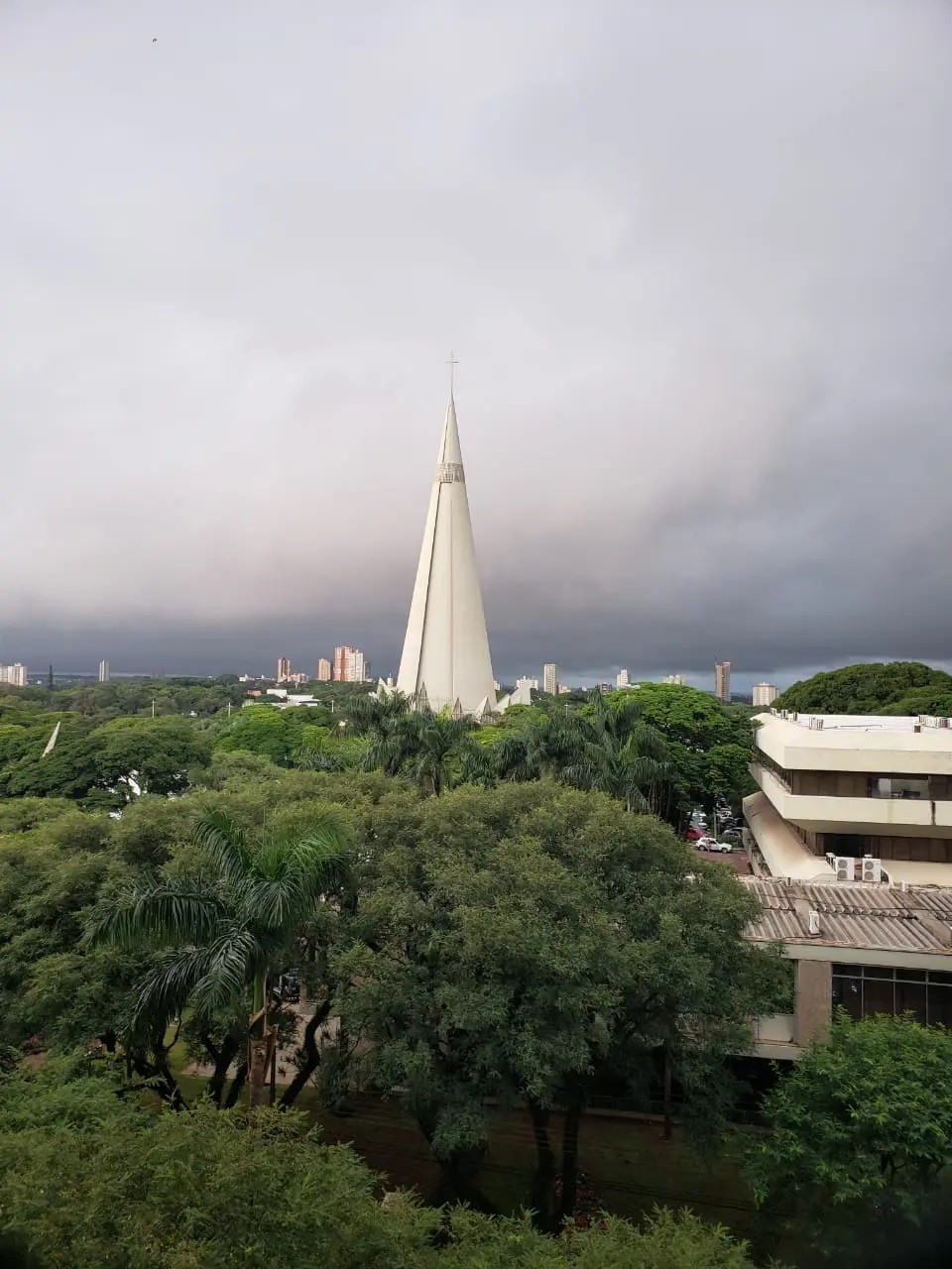 Maringá tem terça-feira (12) de tempo nublado, com pancadas de chuva ao longo do dia