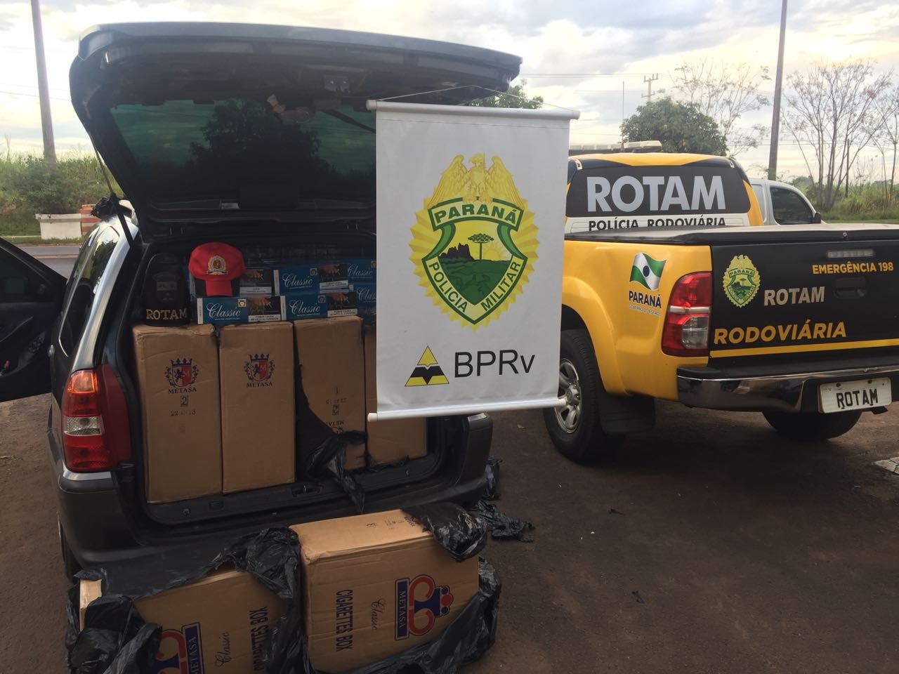 PRE apreende carro sem o banco traseiro com caixas de cigarro