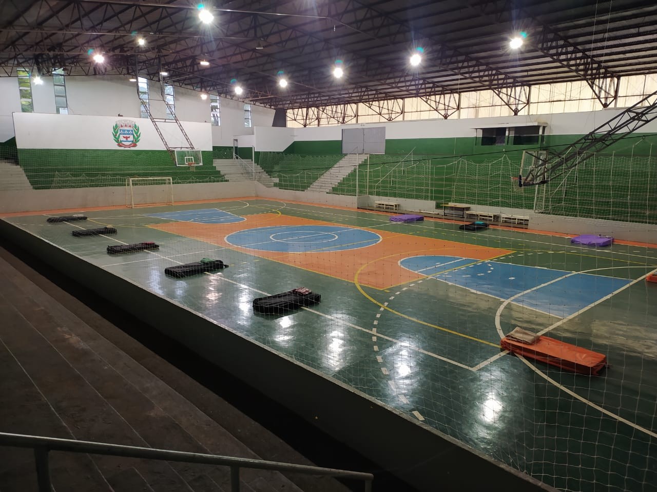 Mandaguari monta dormitório em ginásio de esportes para acolher moradores de rua