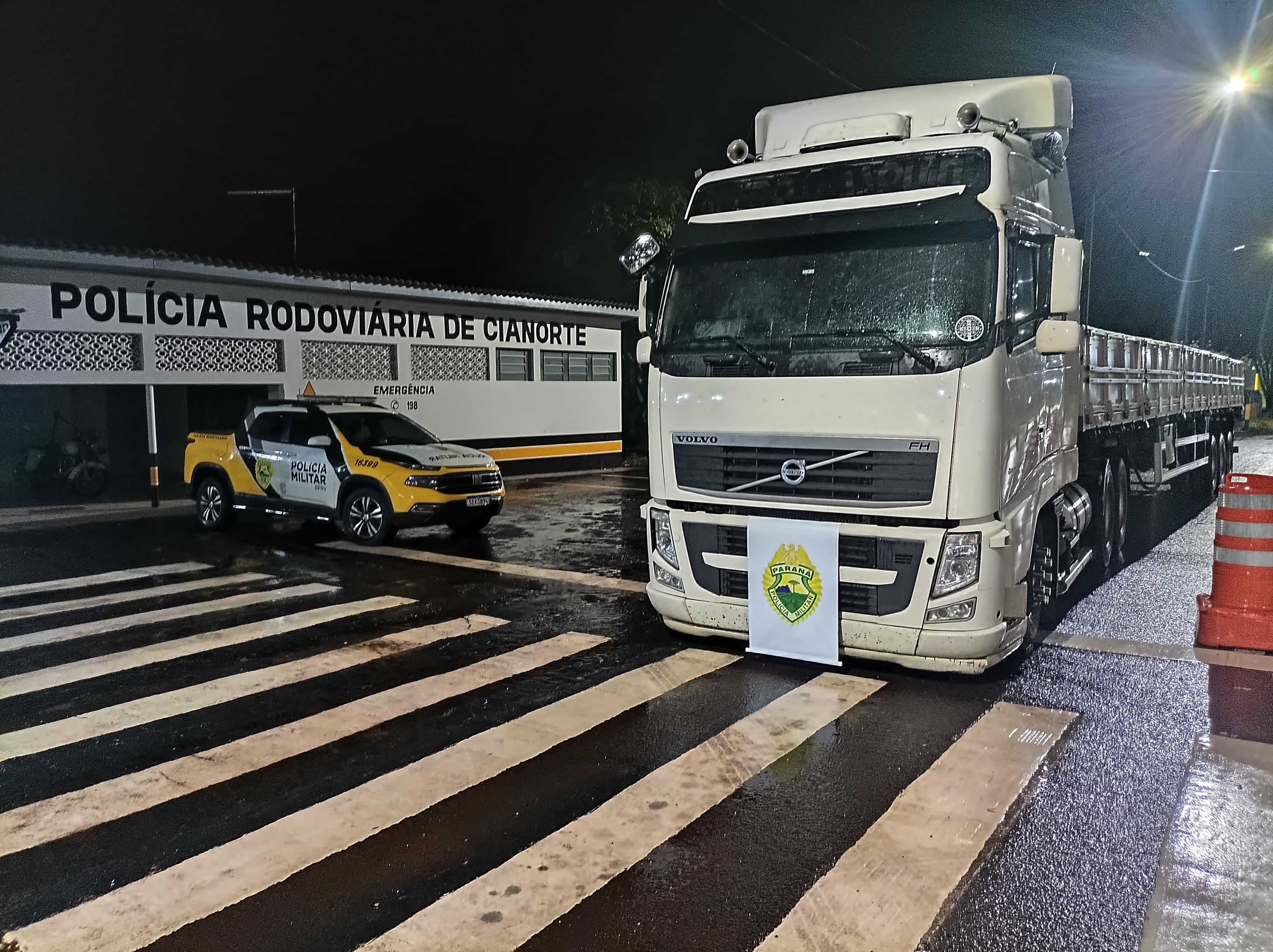 Adolescente dirigindo caminhão roubado foge de abordagem e é apreendido