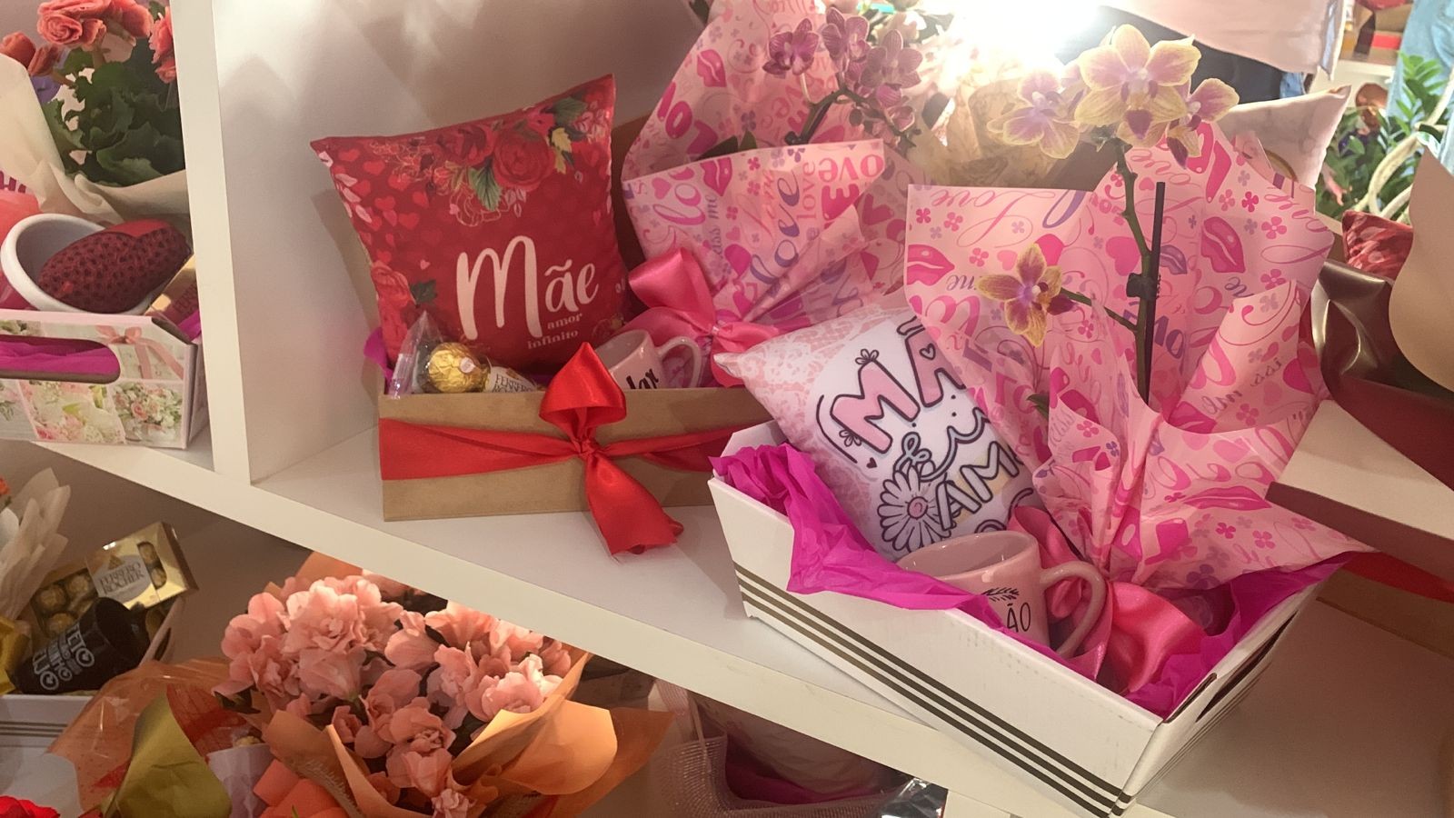 Movimento intenso nas lojas na véspera do Dia das Mães