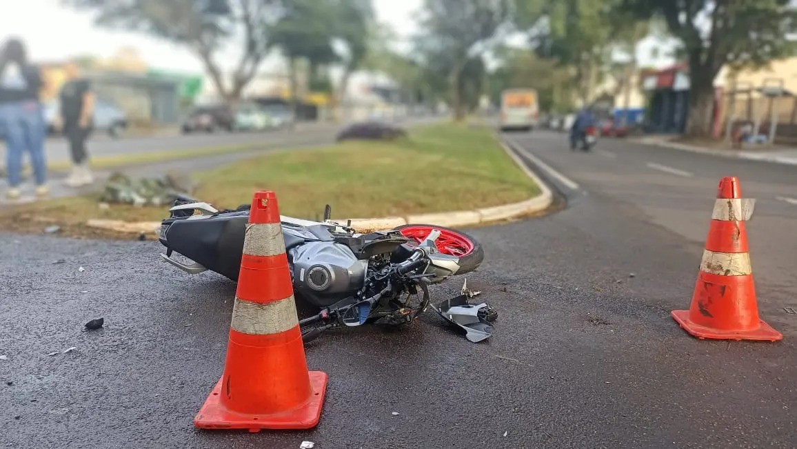 Motociclista é atropelado após veículo invadir a preferencia; motorista fugiu sem prestar socorro