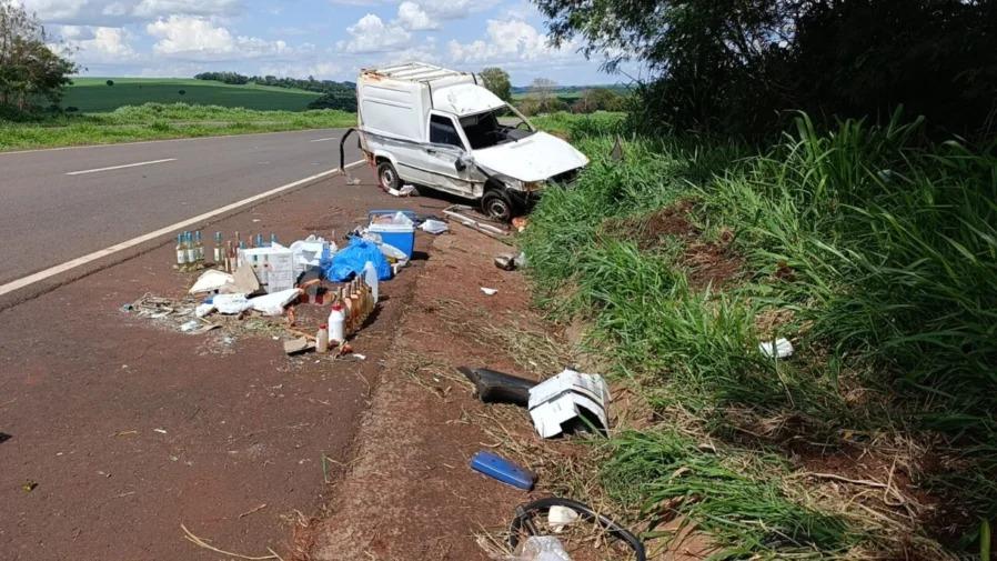 Fiorino carregada com bebidas capota na PR-323 a caminho de Maringá
