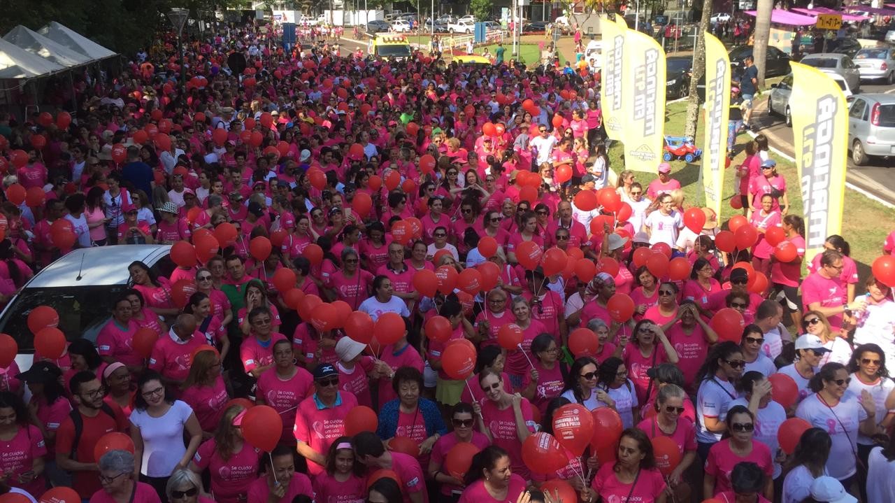 População se une em caminhada contra o câncer de mama