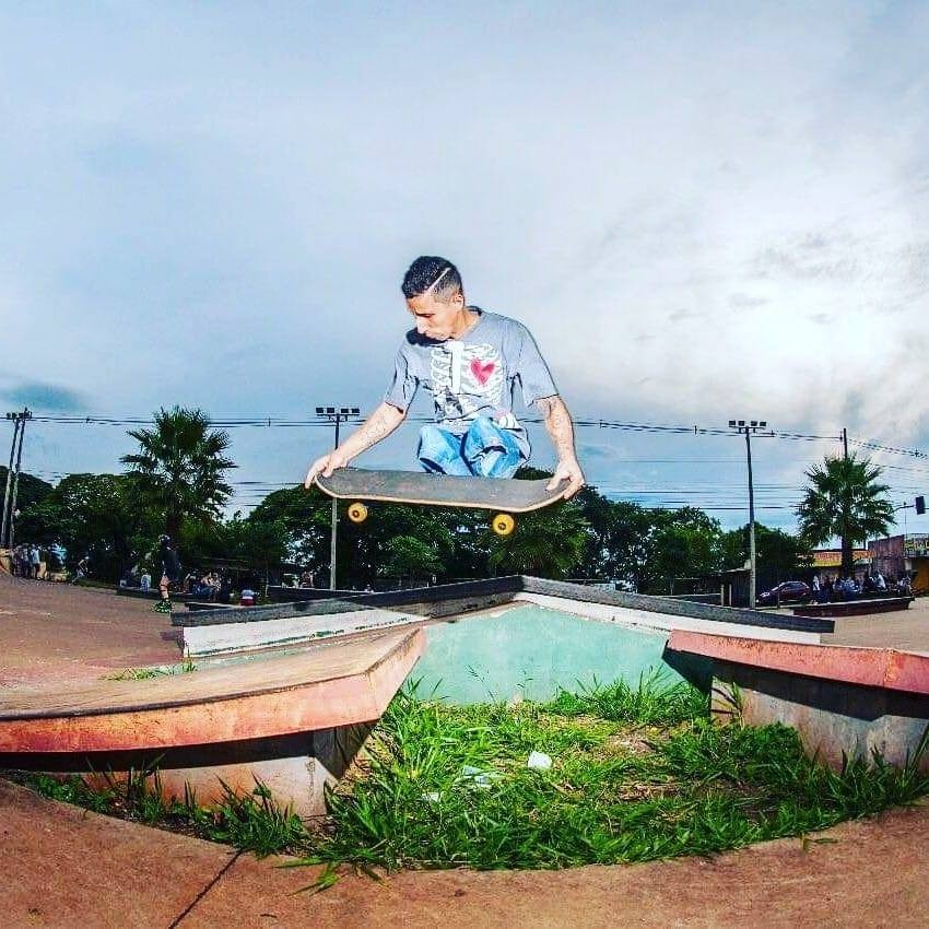 Mesmo sem as duas pernas, David Soares esbanja talento no skate