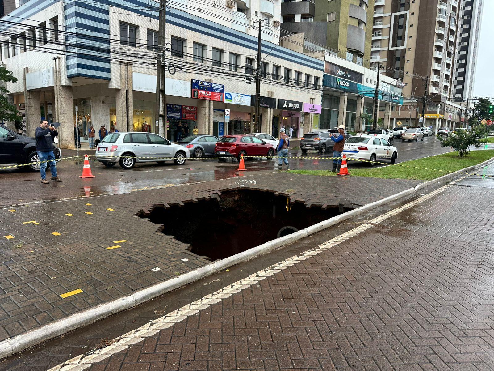 Cratera aberta na Avenida São Paulo mobiliza bombeiros e Semob
