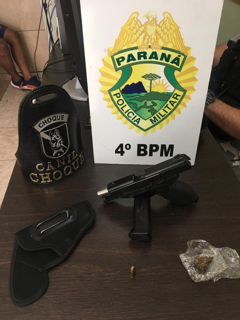 Homem é preso com arma de fogo falsa e droga