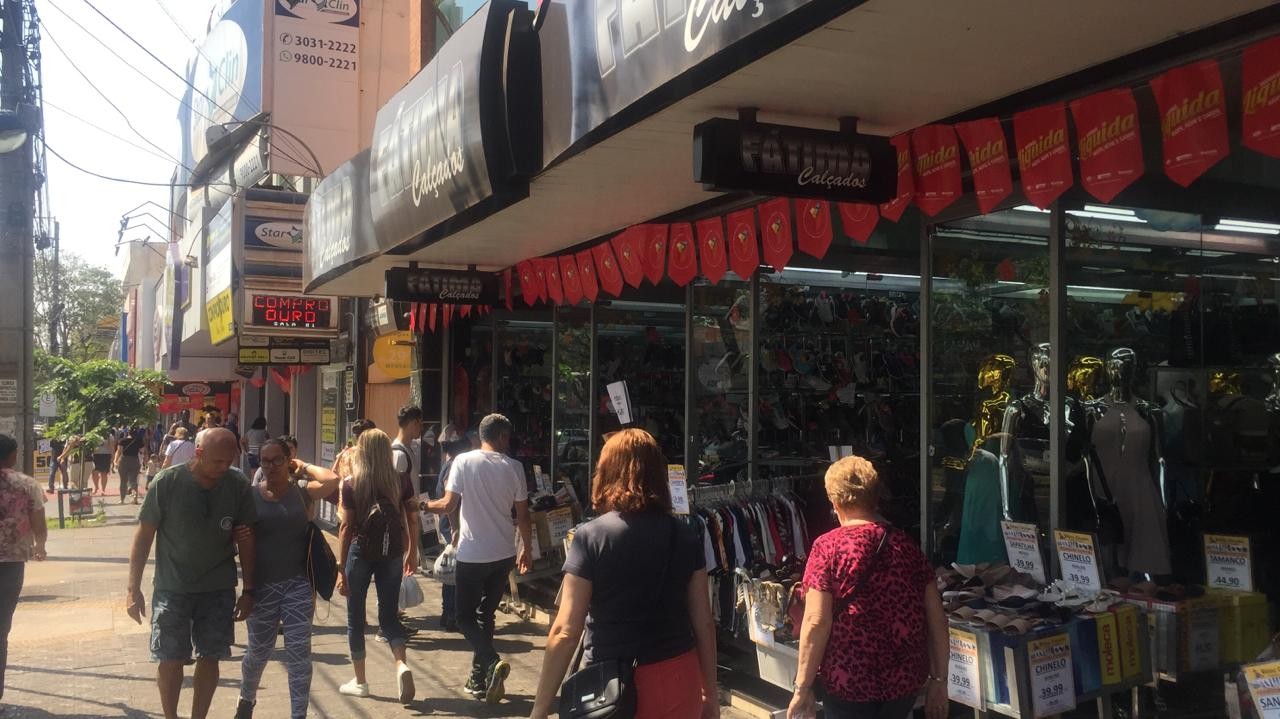 Com descontos de até 70%, Maringá Liquida movimenta lojas