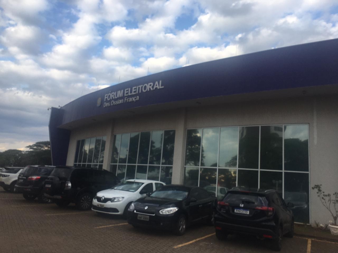 Maringá deveria ter mais locais para voto em trânsito