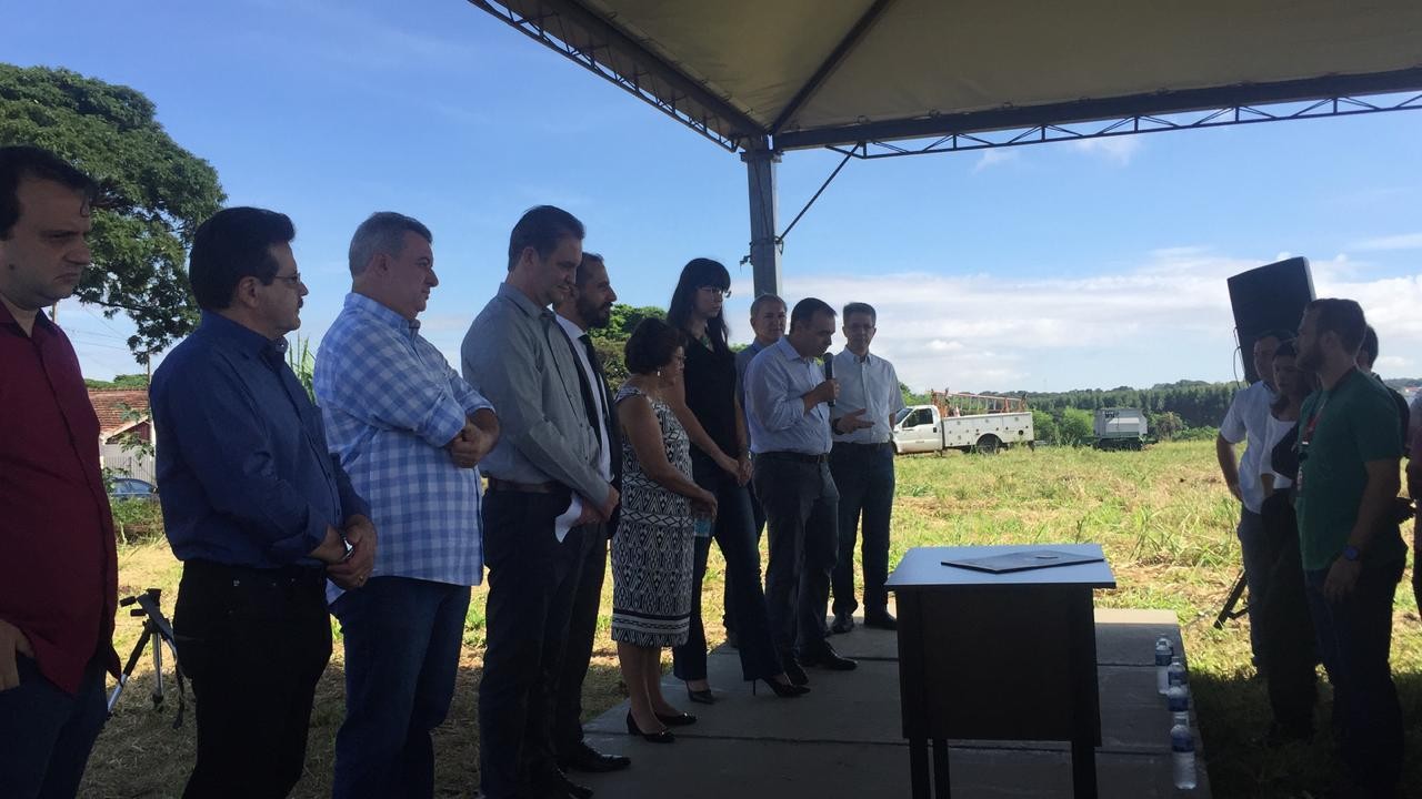 Prefeito assina decreto destinando terreno