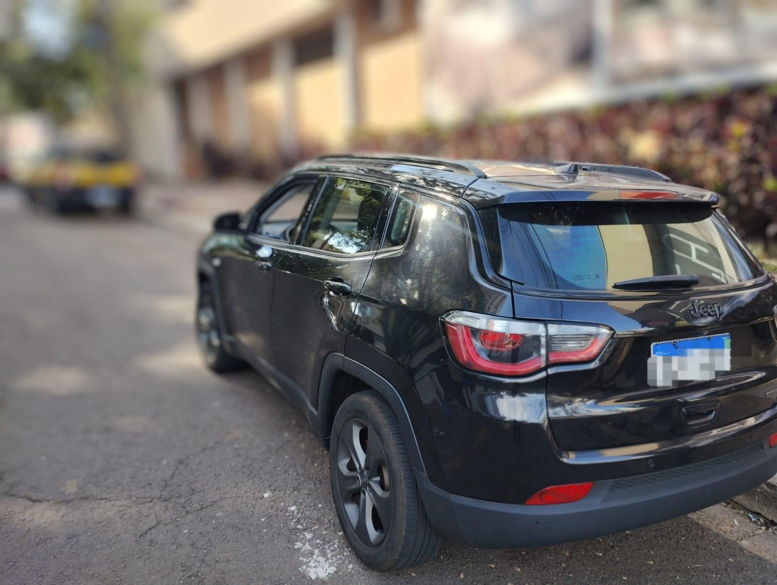 Agentes de trânsito multam motorista com celular ao volante; carro tem R$ 44 mil em débitos