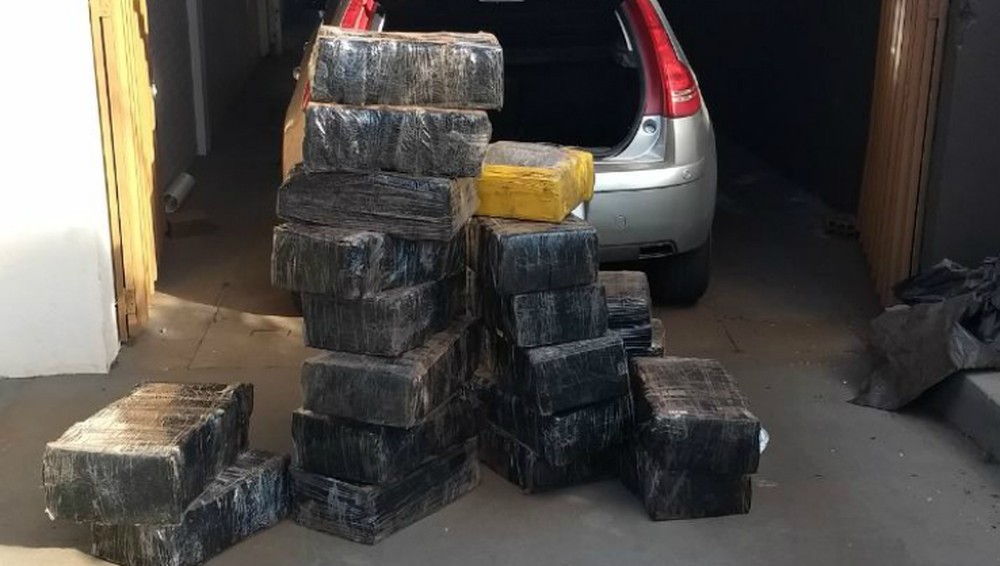 Após perseguição, motorista é preso com 317 kg de maconha