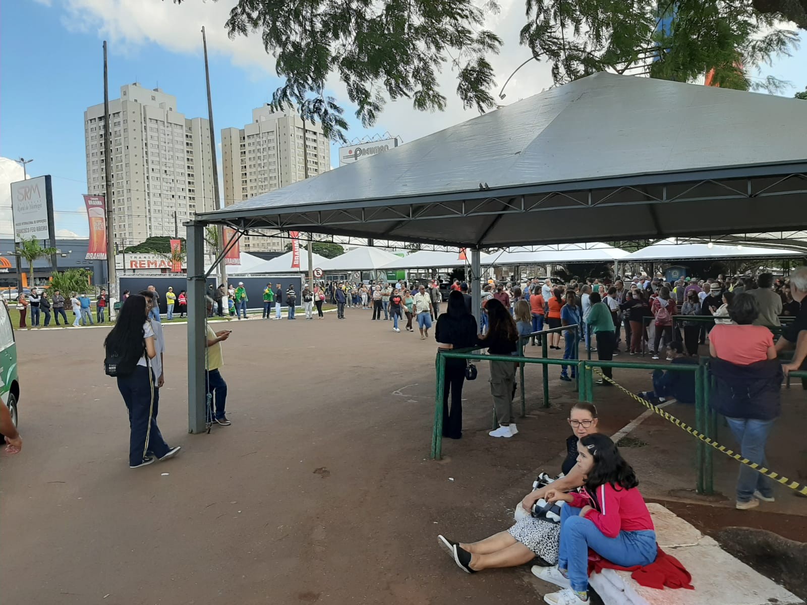 Apoiadores aguardam chegada do presidente Bolsonaro à Expoingá
