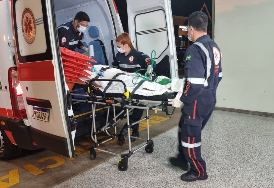 Homem tem 30% do corpo queimado após acender churrasqueira