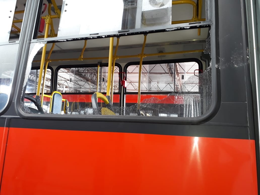 Na capital paranaense, mais uma briga de torcedores acaba com ônibus apedrejado