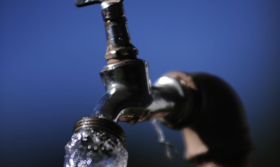 Funcionários da Águas de Sarandi fiscalizam o uso de água nos fins de semana