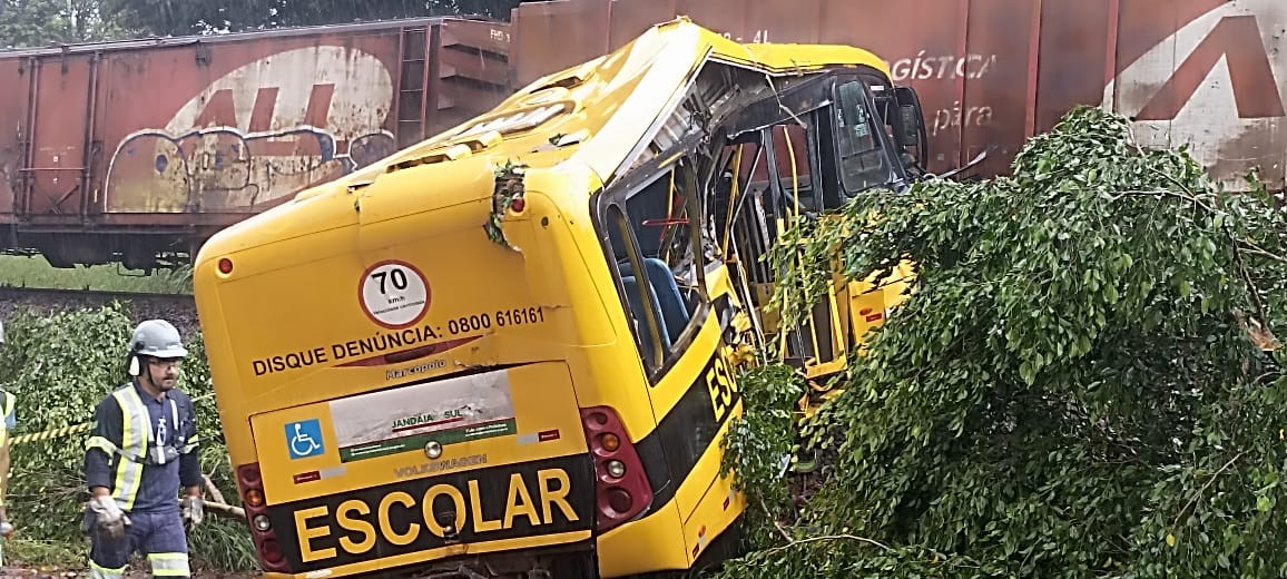 Ônibus escolar é atingido por trem em Jandaia do Sul