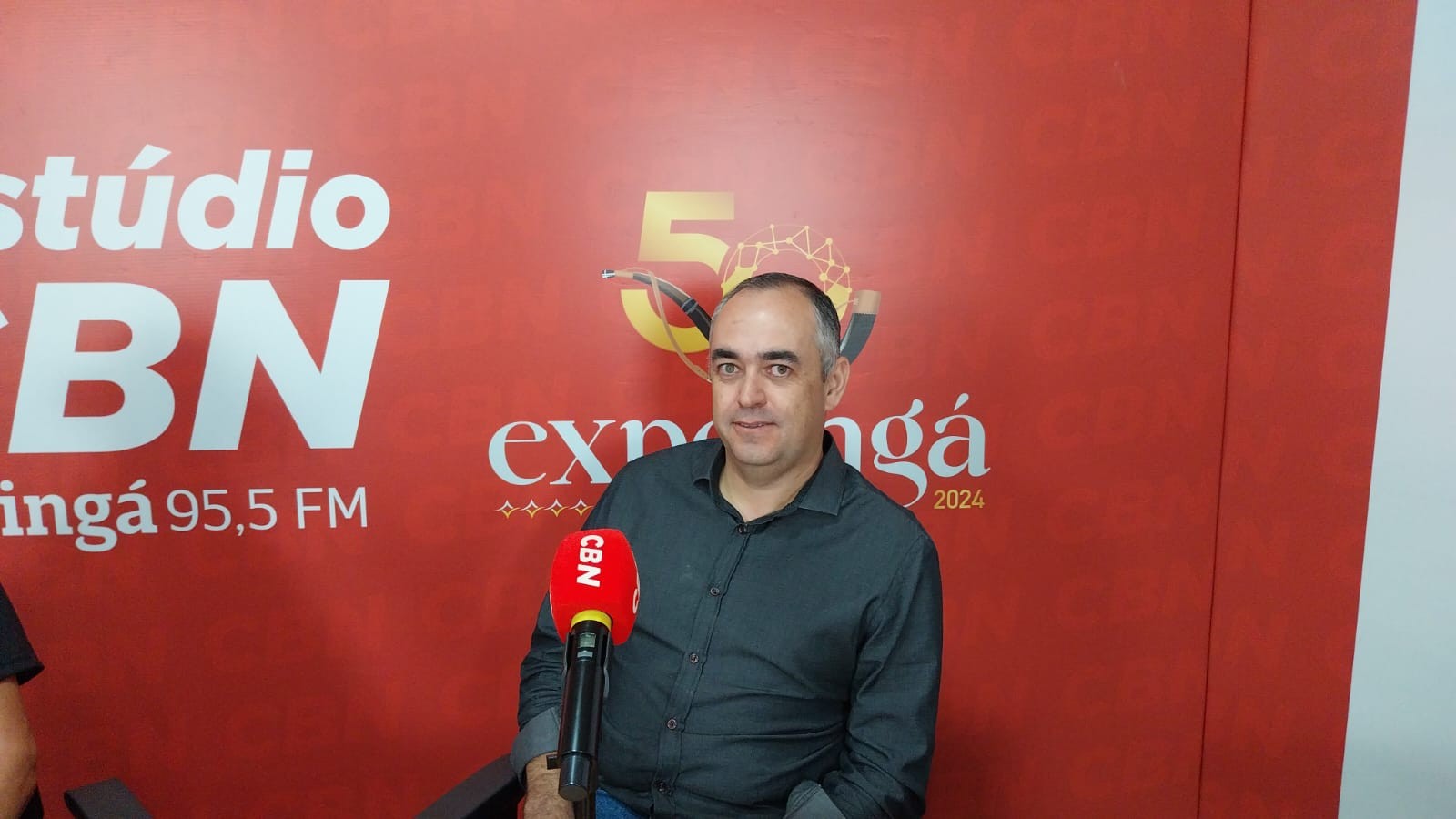 Empresa que produz madeira polissintética exibe cochos e mata-burro