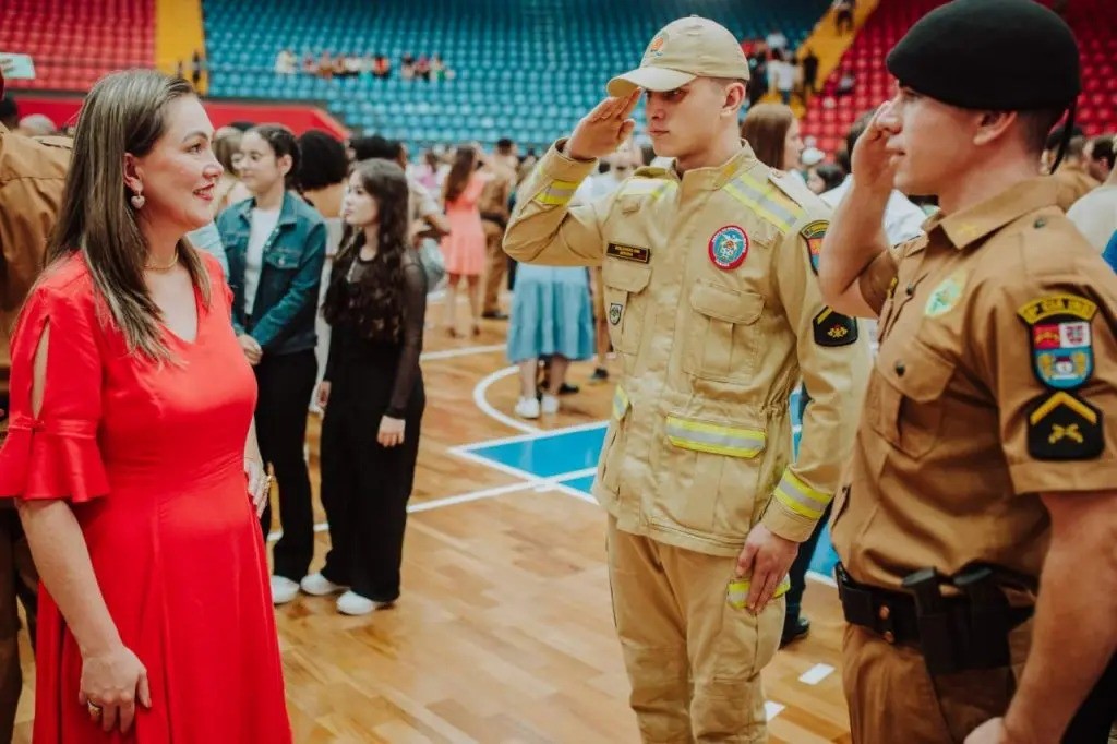 Irmãos são aprovados no mesmo concurso da PM e prestam ‘continência’ à mãe