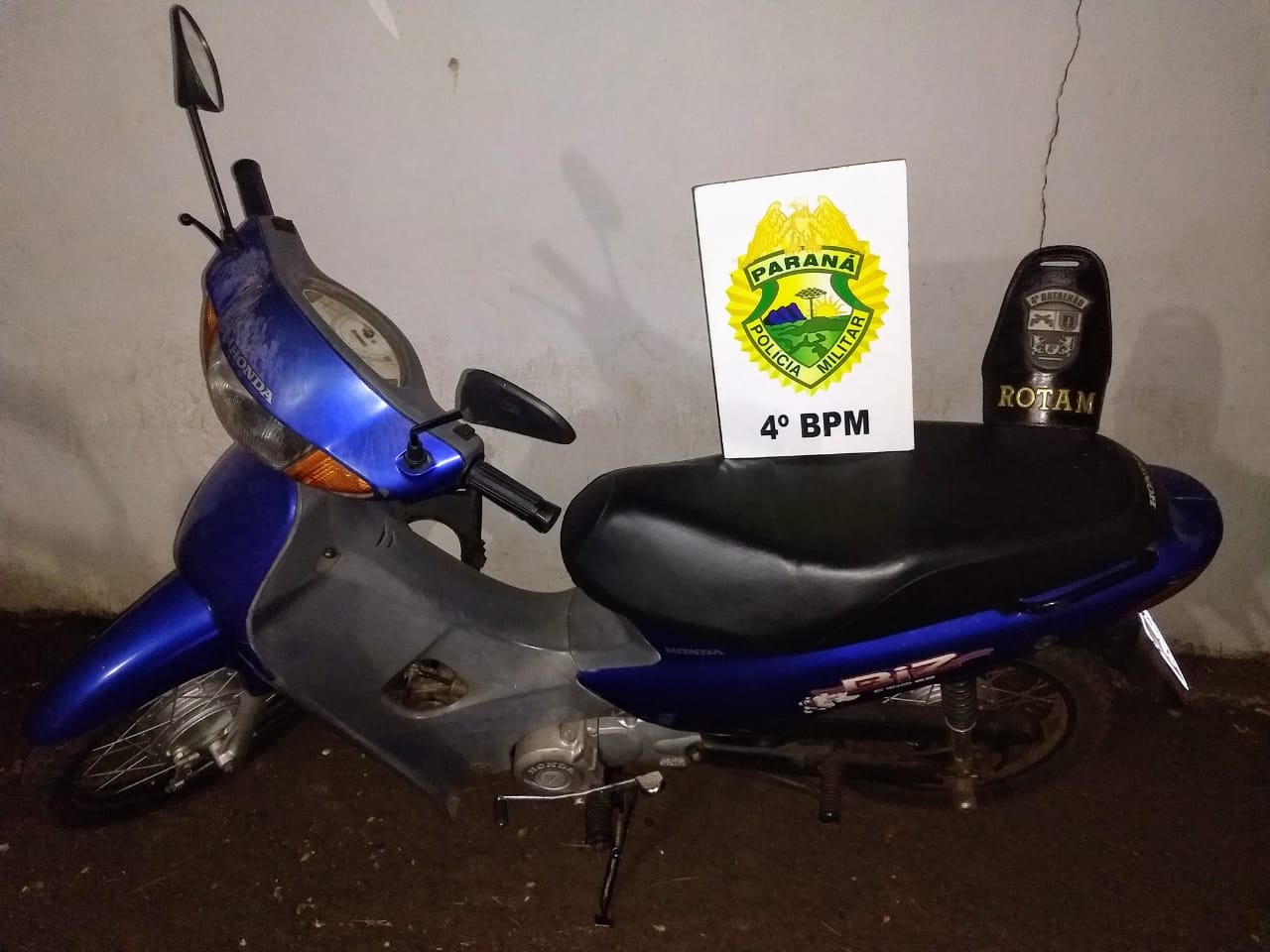 Dois jovens em moto furtada são abordados e detidos por receptação