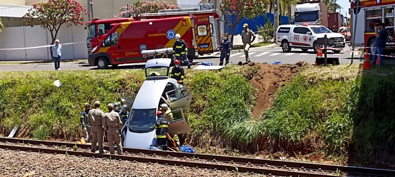Carro cai em linha férrea, em Maringá