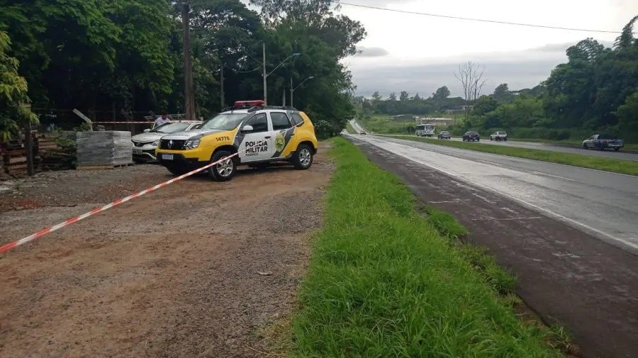 Câmera registra momento em que homem é morto a tiros dentro de carro