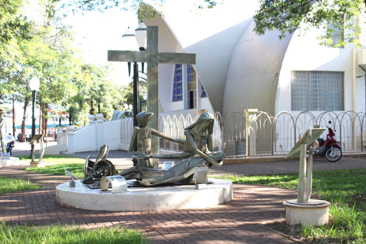 Rojões espantam pombos que causavam mau cheiro em praça de Cianorte