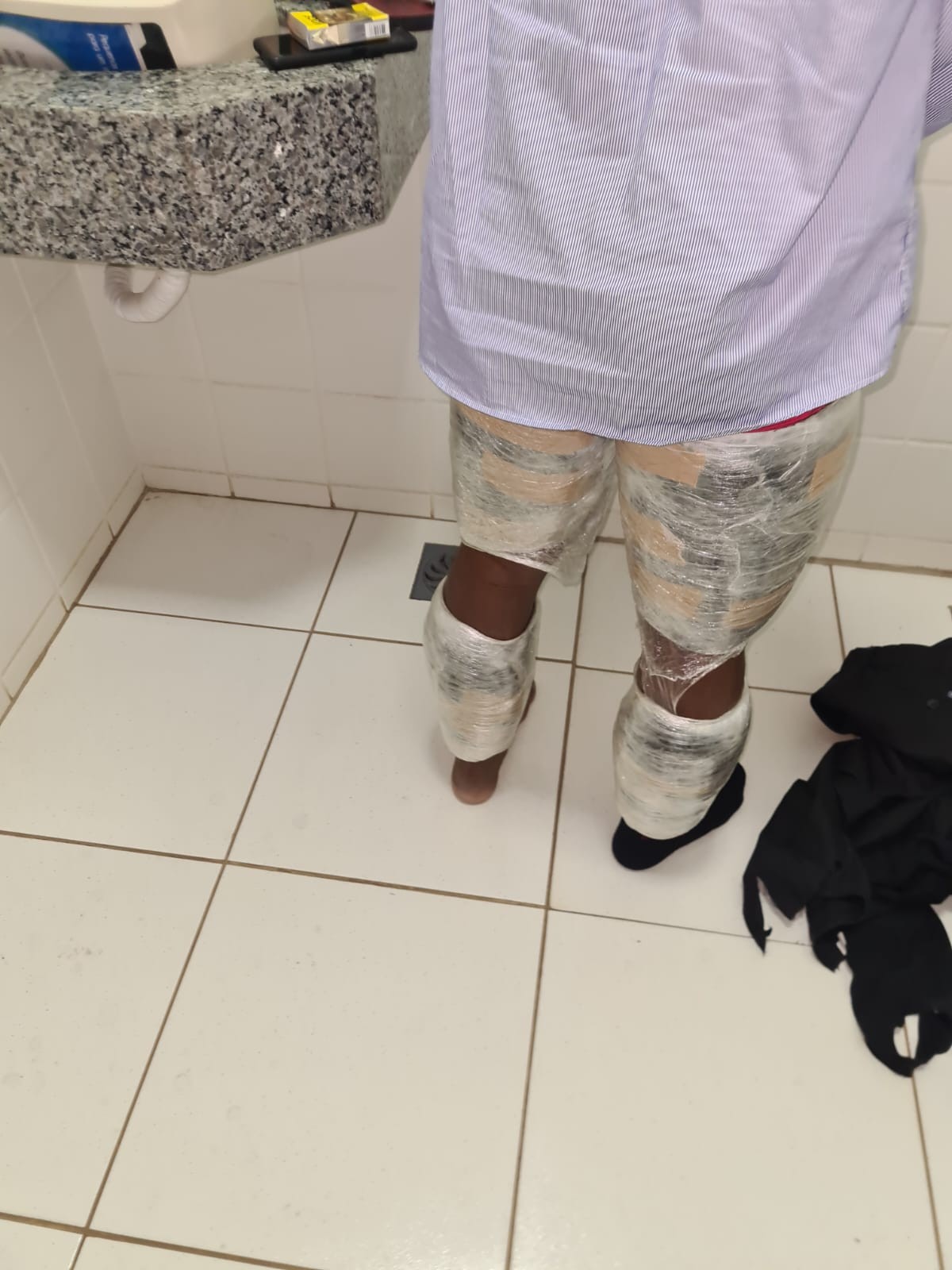 Passageiro de ônibus é preso com haxixe enrolado nas pernas, em Mandaguari