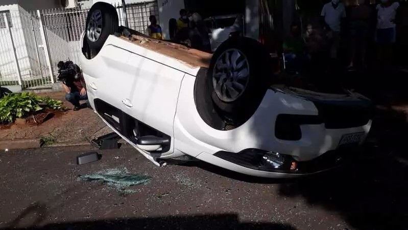 Carro capota e duas pessoas ficam feridas em Maringá