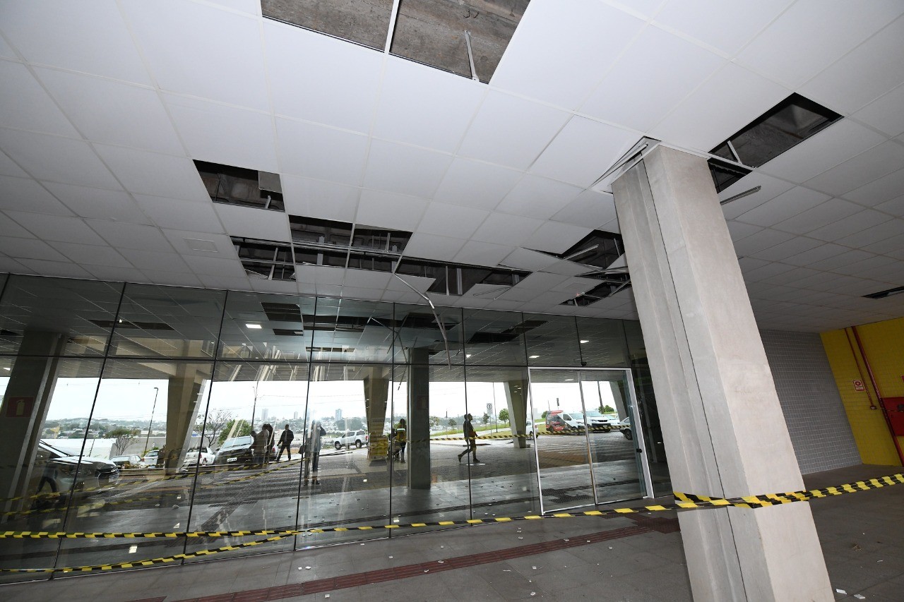 Estrutura da rodoviária de Umuarama é danificada pela ventania