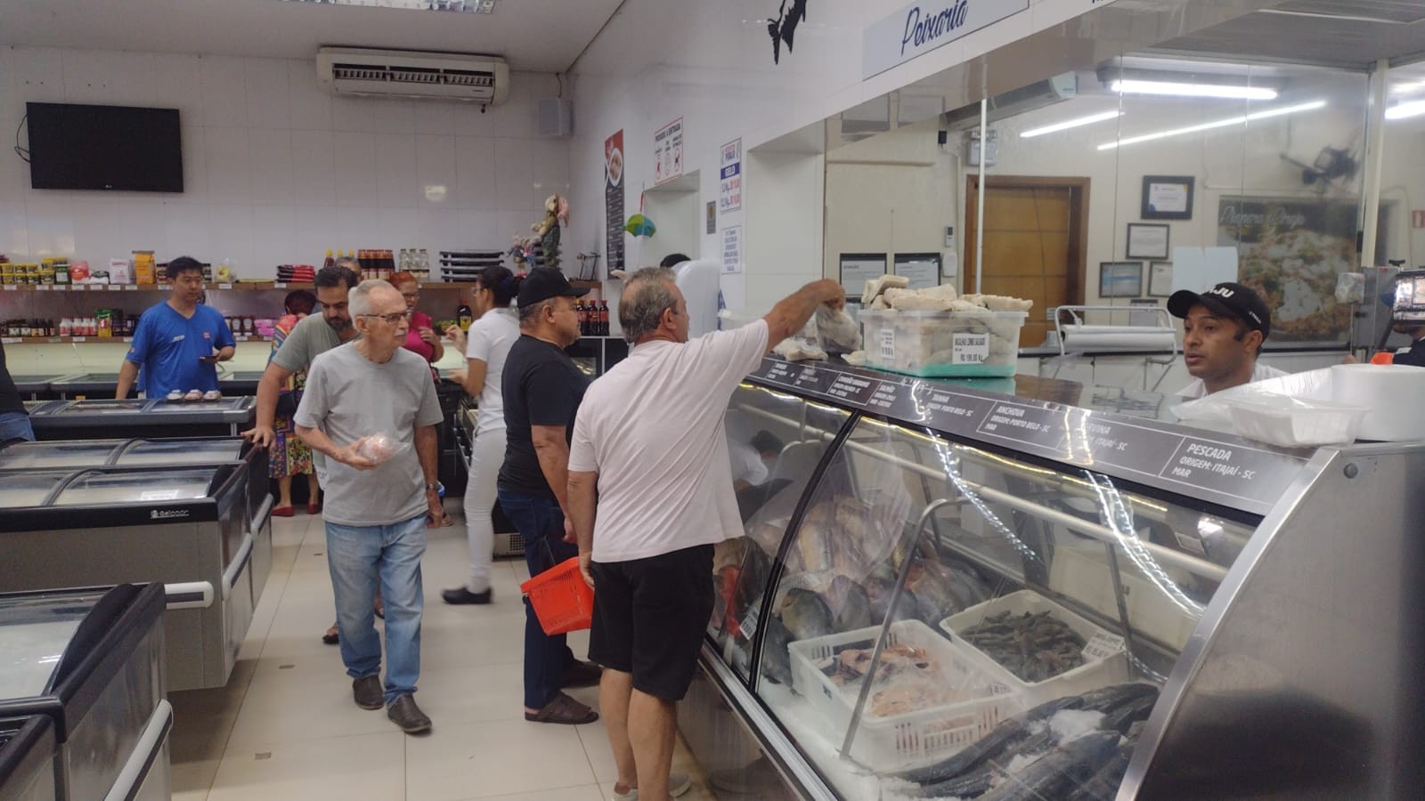Movimento nas peixarias é grande nesta Sexta-feira Santa