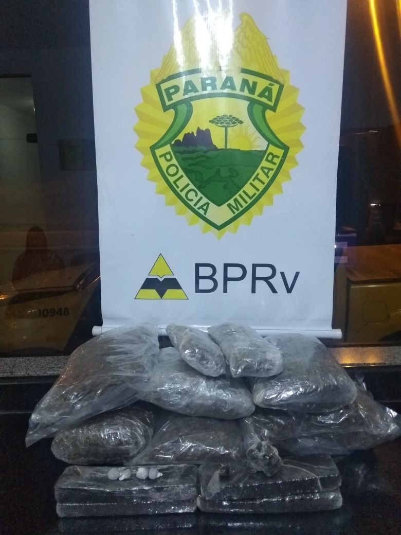 Mulher é presa com maconha e haxixe em ônibus