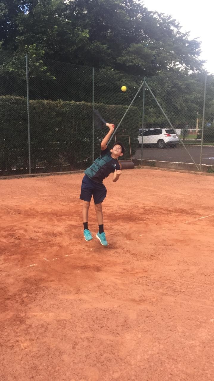 Aos 10 anos, Sidney Meneguetti é promessa do tênis