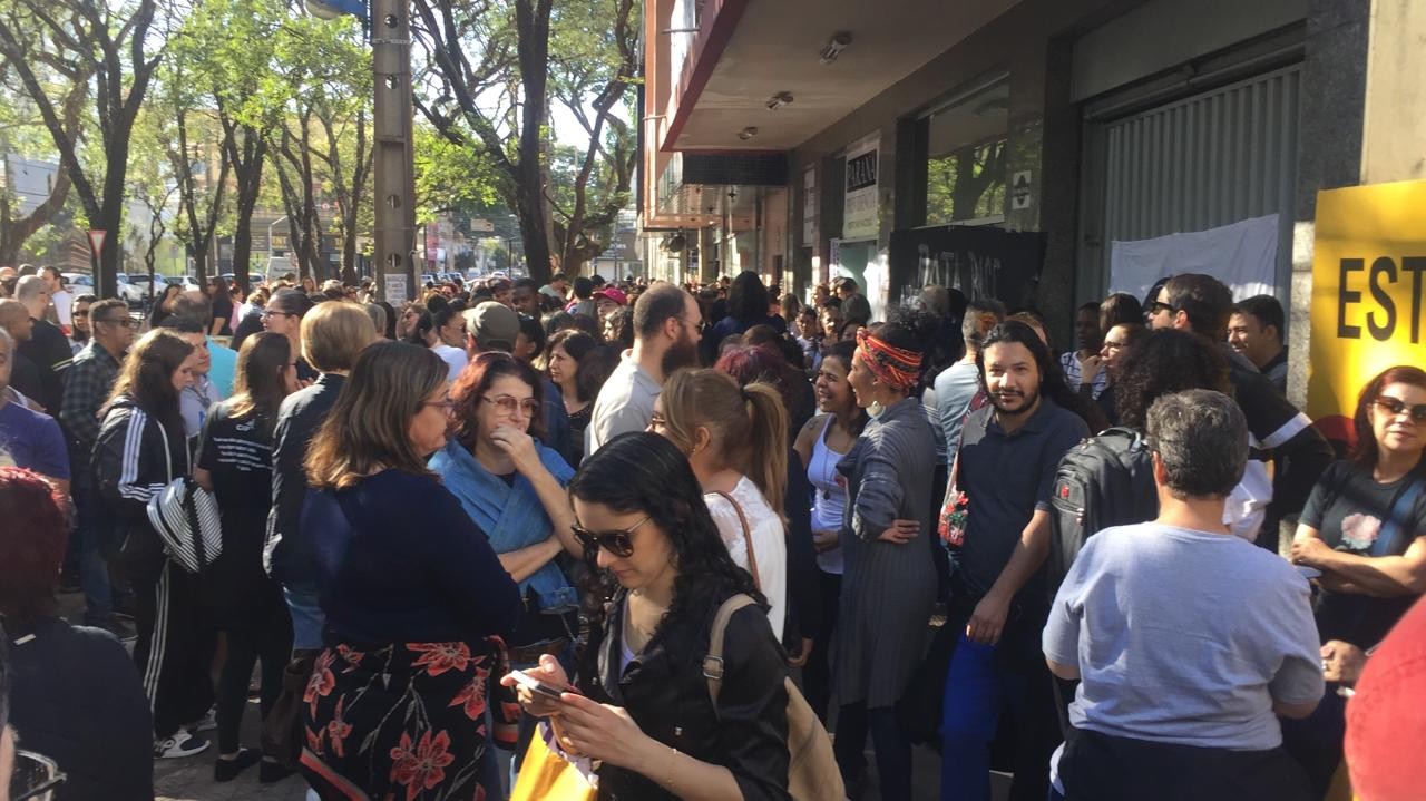 Professores em greve se concentram em frente ao Núcleo