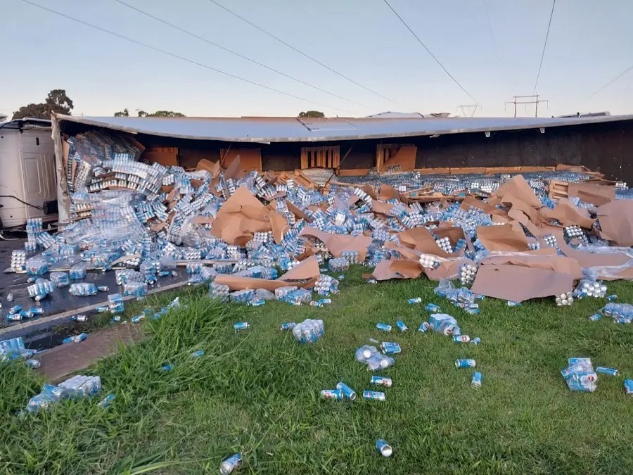 Caminhão carregado de cerveja é saqueado em Maringá após tombar; vídeo mostra acidente